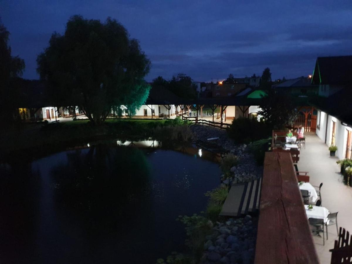 Hotel Nenufar Kościan Buitenkant foto
